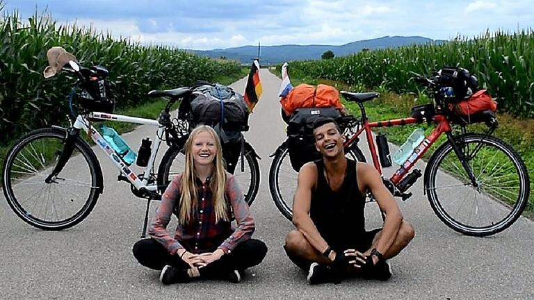 Hanna und ihr Freund Nadiem an einem Maisfeld in Österreich.