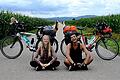 Hanna und ihr Freund Nadiem an einem Maisfeld in Österreich.