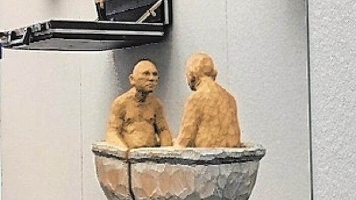 Mann in Badewanne vor Spiegel – auf die Details kommt es an. Mann in Badewanne vor Spiegel – auf die Details kommt es an.