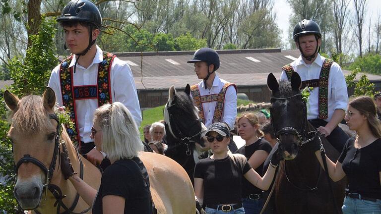 Spannung bei den Reitern vor dem Start