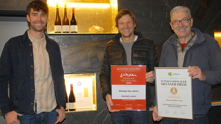 Philipp, Ullrich und Wolfgang Luckert (von links) freuen sich über hochrangige Weinpreise, die ihr Weingut in Sulzfeld erhalten hat. Eine besondere Auszeichnung als 'Weingut des Jahres' mit fünf Sternen vergab kürzlich der Weinführer 'Vinum'. Philipp, Ullrich und Wolfgang Luckert (von links) freuen sich über hochrangige Weinpreise, die ihr Weingut in Sulzfeld erhalten hat. Eine besondere Auszeichnung als 'Weingut des Jahres' mit fünf Sternen vergab kürzlich der Weinführer 'Vinum'.