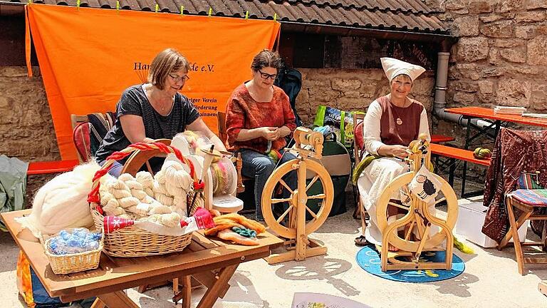 Sie ließen beim TheilHeimatfest altes Handwerk aufleben: (von links) Angelika Schmidt, Andrea Wagner und Barbara Kraus von der Würzburger Spinnstube der Deutschen Handspinngilde.