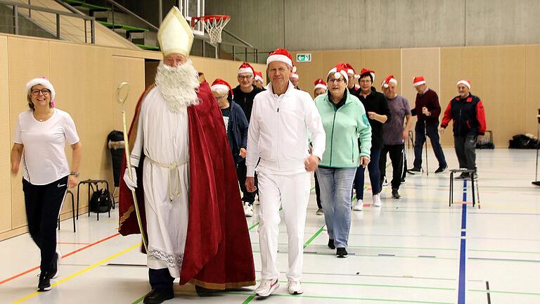 Spielerisch und mit viel Spaß drehten die Teilnehmer der Koronar-Rehagruppe der VSG Arnstein Trainingsrunden mit Nikolaus Günter Lückel. Ganz vorne (von links): Herzsportgruppenleiterin Karin Brand, Nikolaus Günter Lückel und Herzsportarzt Dr. Horst Magers.