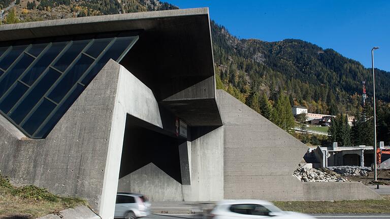 Gotthard-Tunnel in der Schweiz.jpeg       -  Ein Auto verlässt das Südportal des Gotthard-Straßentunnels - aktuell ist dieser gesperrt.