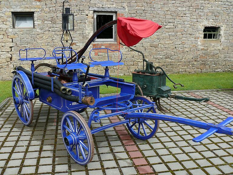Ein Schmuckstück ist die alte bespannbare Saug- und Druckspritze aus dem Jahr 1880 nach der Renovierung geworden. Im Hintergrund die alte Handdruckspritze. Ein Schmuckstück ist die alte bespannbare Saug- und Druckspritze aus dem Jahr 1880 nach der Renovierung geworden. Im Hintergrund die alte Handdruckspritze.