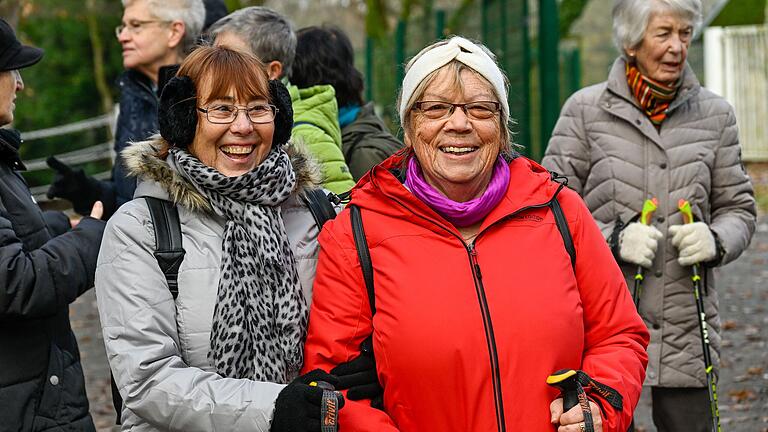 Elsa Treichelt und Brigitte Gessner (von links) sind seit Tag eins Teil der Spaziergruppe am Hochfeld. Früher kannten sie sich nur vom Sehen, in der Gruppe sind sie zu echten Freundinnen geworden. Elsa Treichelt und Brigitte Gessner (von links) sind seit Tag eins Teil der Spaziergruppe am Hochfeld. Früher kannten sie sich nur vom Sehen, in der Gruppe sind sie zu echten Freundinnen geworden.