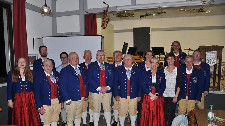 Für viele Jahre aktives Musizieren sind geehrt worden: (vorne, v. li.) Lena Gundelach, Berthold Röß, Alfons Gundelach, Thorsten Schüler, Hilmar Kehl, Bürgermeisterin Judith Dekant, Stefanie Geiling (Nordbayerischer Musikbund) und Werner Memmel. Hi... - Für viele Jahre aktives Musizieren sind geehrt worden: (vorne, v. li.) Lena Gundelach, Berthold Röß, Alfons Gundelach, Thorsten Schüler, Hilmar Kehl, Bürgermeisterin Judith Dekant, Stefanie Geiling (Nordbayerischer Musikbund) und Werner Memmel. Hinten (v. li.): Vorsitzender und Dirigent Jannis Seufert, Moritz Dekant, Ingo Mack, Gunnar Grünewald, Sibylle Mack, Markus Röß und Christian Düring. Für viele Jahre aktives Musizieren sind geehrt worden: (vorne, v. li.) Lena Gundelach, Berthold Röß, Alfons Gundelach, Thorsten Schüler, Hilmar Kehl, Bürgermeisterin Judith Dekant, Stefanie Geiling (Nordbayerischer Musikbund) und Werner Memmel. Hi... - Für viele Jahre aktives Musizieren sind geehrt worden: (vorne, v. li.) Lena Gundelach, Berthold Röß, Alfons Gundelach, Thorsten Schüler, Hilmar Kehl, Bürgermeisterin Judith Dekant, Stefanie Geiling (Nordbayerischer Musikbund) und Werner Memmel. Hinten (v. li.): Vorsitzender und Dirigent Jannis Seufert, Moritz Dekant, Ingo Mack, Gunnar Grünewald, Sibylle Mack, Markus Röß und Christian Düring.
