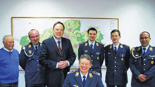 Antrittsbesuch: Oberst Martin Krüger (sitzend) zusammen mit Bürgermeister Thomas Maertens (dritter von links) und Zugführer Christian Heintz (dritter von rechts) beim Eintrag ins Goldene Buch der Stadt Lauda-Königshofen. Antrittsbesuch: Oberst Martin Krüger (sitzend) zusammen mit Bürgermeister Thomas Maertens (dritter von links) und Zugführer Christian Heintz (dritter von rechts) beim Eintrag ins Goldene Buch der Stadt Lauda-Königshofen.
