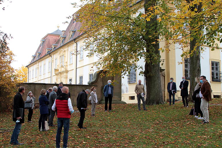 Die Mitglieder des Ausschusses für Kultur, Tourismus, Sport und regionale Entwicklung mit Landrat Wilhelm Schneider (4. von rechts) und Bürgermeister Stefan Paulus (6. von rechts) beim Gang durch den Schlosspark. Die Mitglieder des Ausschusses für Kultur, Tourismus, Sport und regionale Entwicklung mit Landrat Wilhelm Schneider (4. von rechts) und Bürgermeister Stefan Paulus (6. von rechts) beim Gang durch den Schlosspark.