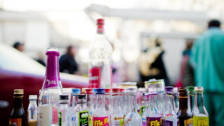 365173173 - Symbolbild Fasching Alkohol Beim Faschingsball in Oberwaldbach haben zwei alkoholisierte Männer randaliert und einen größeren Polizeieinsatz ausgelöst. 365173173 - Symbolbild Fasching Alkohol Beim Faschingsball in Oberwaldbach haben zwei alkoholisierte Männer randaliert und einen größeren Polizeieinsatz ausgelöst.