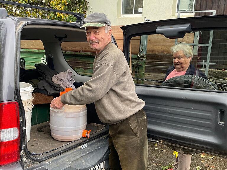 Ernst Pscheidl und seine Frau gehören zu den Stammkunden der Remlinger Kelterei. Am Samstag haben sie Quitten gepresst, die sie zu Gelee und Saft verarbeiten.