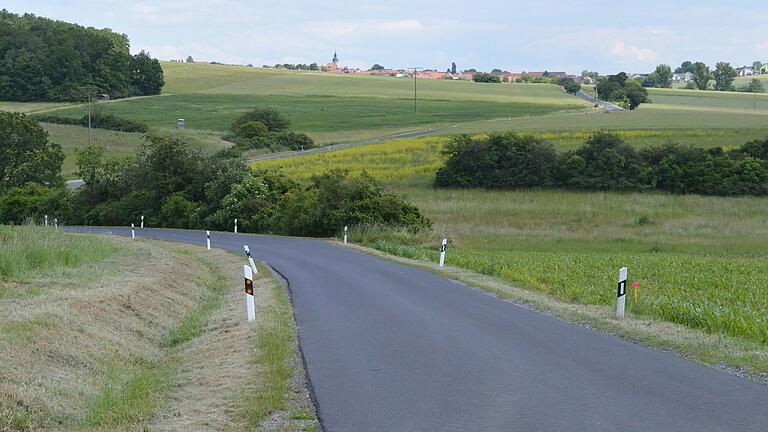 Blick auf den Ebenhäuser Weg. Die geplante Umgehung führt jedoch weiter links an einem Aussiedlerhof vorbei Richtung Sportgelände.&nbsp;