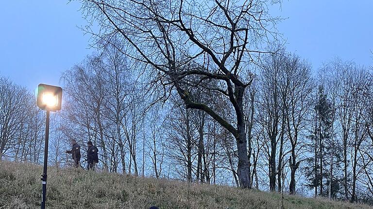 Ermittler durchsuchen Hof in Oberfranken nach Waffen       -  Mit Detektoren waren die Einsatzkräfte auf einem Anwesen in Münchberg unterwegs. Es bestand der Verdacht, dass dort Waffen und Munition gelagert wurden.