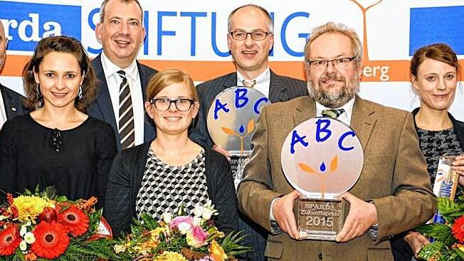 Einsatz für Bildung: Gudrun Brendel-Fischer (AVALON), Günter Reichert (Asylothek), Juliane Siegel (KulturTafel), Stefan Schindler (Sparda-Stiftung), Vera Taube (Pestalozzi-Projekt), Jochen Nußbaum (Diakonie Erlangen), Wolfgang Meier (Pestalozzi-Schule), Eva-Maria Herbert (BR-Journalistin) und Thomas Lang (Sparda-Stiftung) (von links). Einsatz für Bildung: Gudrun Brendel-Fischer (AVALON), Günter Reichert (Asylothek), Juliane Siegel (KulturTafel), Stefan Schindler (Sparda-Stiftung), Vera Taube (Pestalozzi-Projekt), Jochen Nußbaum (Diakonie Erlangen), Wolfgang Meier (Pestalozzi-Schule), Eva-Maria Herbert (BR-Journalistin) und Thomas Lang (Sparda-Stiftung) (von links).