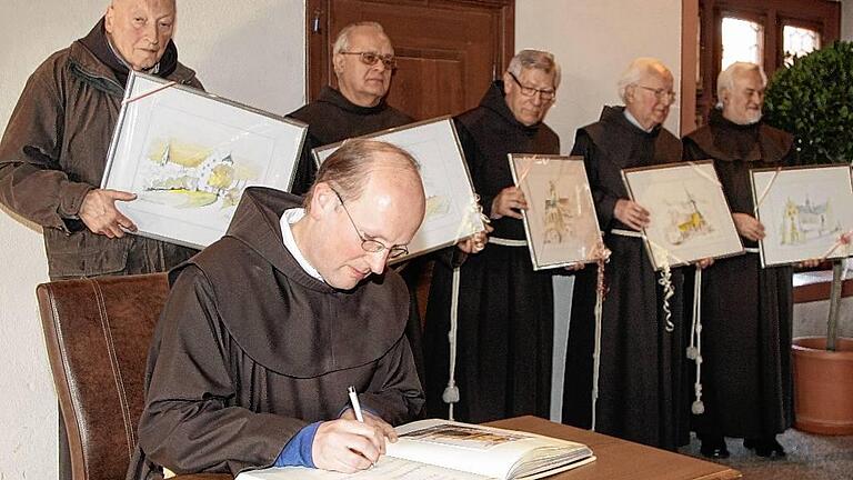 Abschied mit dem Eintrag ins Goldene Buch der Stadt Dettelbach für (vorne) Bruder Konrad Haas sowie hinten (von links) Pater Berthold Türrfs, Pater Johannes Strobl, Bruder Martin Domogalla, Pater Alexander Weissenberger und Guardian Richard Heßdörfer.