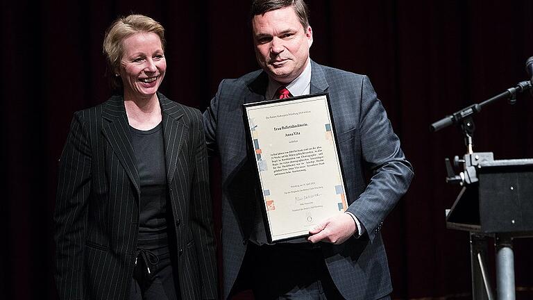 Die Würzburger Ballettdirektorin Anna Vita erhielt am Dienstag im Mainfranken Theater den Rotary Kulturpreis 2018. Niko Natzschka, Präsident des Rotary Club Würzburg, überreichte ihr den Preis.