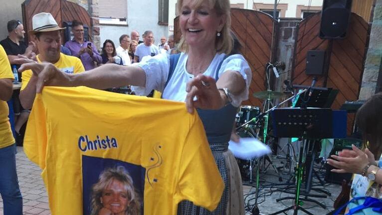 Christa Kinshofer bei ihrem Fanclub in Westheim.