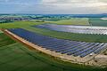 Mitten rein in die Landschaft: Solarparks wie hier in Herlheim (Lkr. Schweinfurt) sind Teil der Energiewende in Deutschland. Doch die glänzenden Module für Sonnenstrom sind mitunter Stein des Anstoßes in der Bevölkerung geworden.