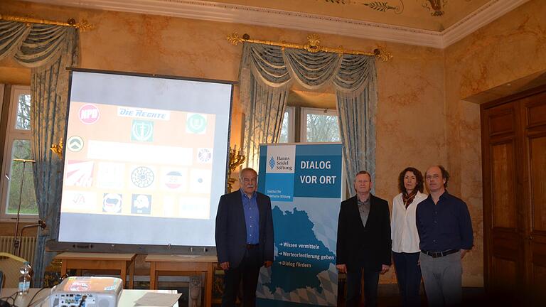 Das Foto zeigt Alfred Janzik (Erster Kriminalhauptkommissar a.D., Psychotherapeut), Bertram Muth (Hanns Seidel Stiftung), Petra Sokol-Pemöller (stellv. Schulleiterin) und Johannes Pflaum (Fachschaftsleiter G/Sk/PuG).