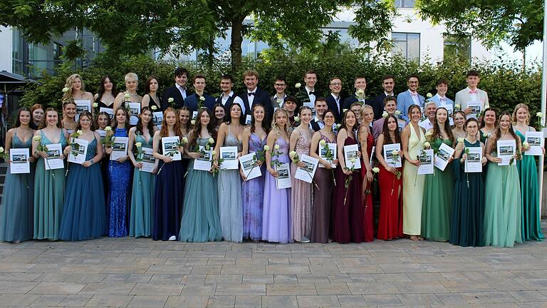 Alle 47 Abiturientinnen und Abiturienten des letzten G8-Jahrgangs am Martin-Pollich-Gymnasium Mellrichstadt haben das Abitur bestanden und erhielten ihre Zeugnisse. Alle 47 Abiturientinnen und Abiturienten des letzten G8-Jahrgangs am Martin-Pollich-Gymnasium Mellrichstadt haben das Abitur bestanden und erhielten ihre Zeugnisse.