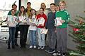Das Foto zeigt Lorena Ruhl, Frau Schönfeld (EB), Luisa Düchs, Frau Fischer-Seitz (Schulleiterin), Ida Schumann, Mathilda Schmitt, Frau Seubert (Vorsitzende Fachschaft Deutsch), Moritz Mark, Frau Sattler (Elternbeiratsvorsitzende) und Oskar Lüdke.