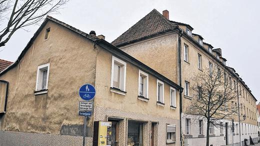 Sanierung: Das Salesianum Haßfurt (rechts im Bild) wird bis auf die Rohbaukonstruktion entkernt und saniert. Das benachbarte Anwesen (links) wird abgerissen, an dessen Stelle wird ein zweigeschossiger Bau errichtet. In beiden Gebäuden werden dann 24 Eigentumswohnungen entstehen. Sanierung: Das Salesianum Haßfurt (rechts im Bild) wird bis auf die Rohbaukonstruktion entkernt und saniert. Das benachbarte Anwesen (links) wird abgerissen, an dessen Stelle wird ein zweigeschossiger Bau errichtet. In beiden Gebäuden werden dann 24 Eigentumswohnungen entstehen.
