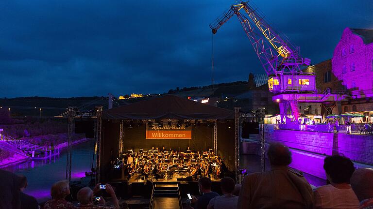 Die Sparda-Bank Classic Night zur Eröffnung des Hafensommers ist jedes Jahr ein Besuchermagnet. In diesem Jahr findet sie am Freitag, 20. Juli statt. Das Philharmonische Orchester Würzburg tritt dann zusammen mit einem Weltmusik-Trio aus New York auf. Foto: Patty Varasano Die Sparda-Bank Classic Night zur Eröffnung des Hafensommers ist jedes Jahr ein Besuchermagnet. In diesem Jahr findet sie am Freitag, 20. Juli statt. Das Philharmonische Orchester Würzburg tritt dann zusammen mit einem Weltmusik-Trio aus New York auf. Foto: Patty Varasano