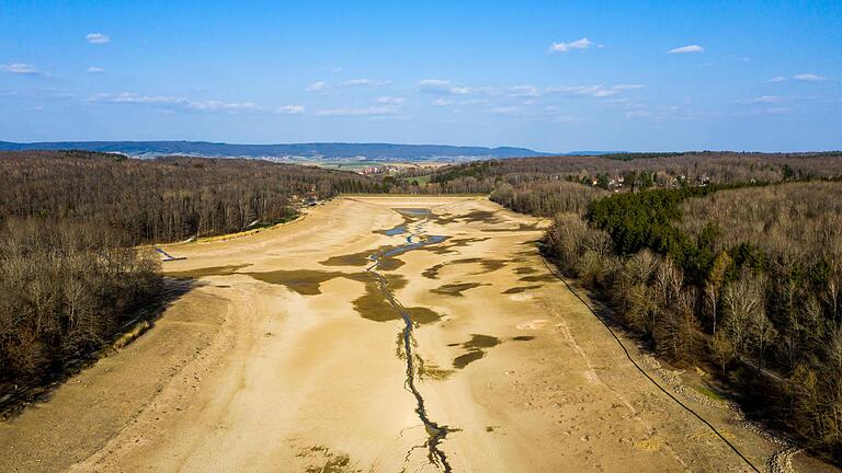 Ellertshäuser See ohne Wasser im Sonnenlicht. Die Aufnahme entstand Ende März 2021. Ellertshäuser See ohne Wasser im Sonnenlicht. Die Aufnahme entstand Ende März 2021.