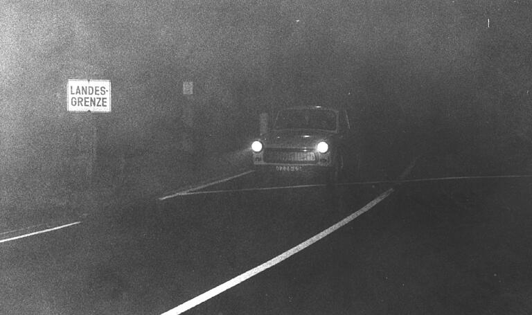 Dokument der Zeitgeschichte: Georg Stock fotografierte als erster Journalist in den Morgenstunden des 10. November an der Schanz bei Mellrichstadt, wie sich der erste Trabi aus dem Nebel seinen Weg in den Westen bahnt. Dokument der Zeitgeschichte: Georg Stock fotografierte als erster Journalist in den Morgenstunden des 10. November an der Schanz bei Mellrichstadt, wie sich der erste Trabi aus dem Nebel seinen Weg in den Westen bahnt.