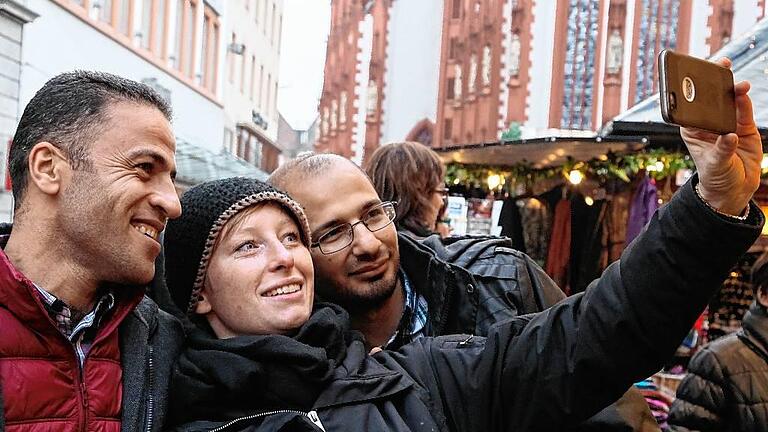 Ein Selfie auf die Freundschaft: Eva-Maria Stöcklein mit den Syrern Nawras Abouzedan (links) und Ahmad Kurdi.