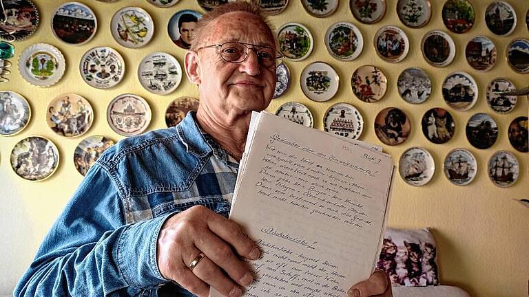 Klaus Weichmann dichtet nicht nur gerne, er war auch stets ein begeisterte Wanderer, wie die Wanderteller-Sammlung in seinem Wohnzimmer zeigt. Klaus Weichmann dichtet nicht nur gerne, er war auch stets ein begeisterte Wanderer, wie die Wanderteller-Sammlung in seinem Wohnzimmer zeigt.