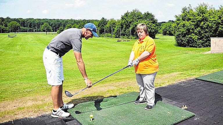 Der Spaß kommt für Sarah Rinkowitz bei den Übungsstunden auf dem Golfplatz mit Trainer Colin Monk nicht zu kurz. Der Spaß kommt für Sarah Rinkowitz bei den Übungsstunden auf dem Golfplatz mit Trainer Colin Monk nicht zu kurz.