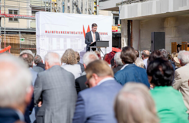 Oberbürgermeister Christian Schuchardt sprach von einer 'der denkwürdigsten und herausragendsten Grundsteinlegungen der letzten Jahre'. Oberbürgermeister Christian Schuchardt sprach von einer 'der denkwürdigsten und herausragendsten Grundsteinlegungen der letzten Jahre'.