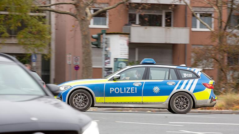 Ein von der Stadt Würzburg genehmigter Autocorso mit 36 Fahrzeugen hat am Samstagnachmittag im Stadtgebiet für Aufregung gesorgt. Ein von der Stadt Würzburg genehmigter Autocorso mit 36 Fahrzeugen hat am Samstagnachmittag im Stadtgebiet für Aufregung gesorgt. 