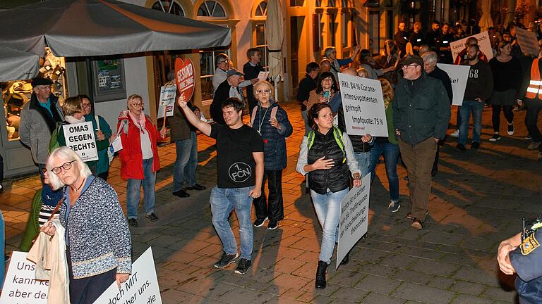 Am Freitag zogen in Ochsenfurt 'Querdenker' und Anhänger der AfD über die Hauptstraße. An der Kreuzung zur Brückenstraße trafen sie auf Gegendemonstrantinnen und -demonstranten. Am Freitag zogen in Ochsenfurt 'Querdenker' und Anhänger der AfD über die Hauptstraße. An der Kreuzung zur Brückenstraße trafen sie auf Gegendemonstrantinnen und -demonstranten.
