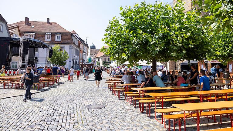 Die drückend hohen Temperaturen am Sonntag sorgten dafür, dass Schattenplätze heiß begehrt waren. Insgesamt blieb der Sonntag der am schlechtesten besuchte Tag des Weinfestes.