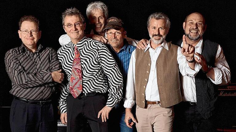 Zeitreise mit den Midyards       -  (sg)   &bdquo;The Midyards&ldquo; nannten sich sechs vom Musikvirus jener Zeit angesteckte Schüler des A.v.H.-Gymnasiums in Schweinfurt, die 1967 ihr Debüt als Beatband im Rückertbau gaben. Die Band lässt am Samstag, 12. November, den Geist jener Zeit wiederauf leben und lädt zu einem Benefizkonzert zugunsten des Fördervereins Humboldtiana in die Aula des AvH ein. Höhepunkte ihrer frühen Bandkarriere, an die sich Günter Fuchs (Saxophon, Gesang), Roland Skilandat (Bass, Gesang), Peter Pfoh (Keyboards, Gesang), Ulli Probst (Sologitarre, Gesang), Jürgen Eusemann (Rhythmusgitarre, Gesang) und Jochen Geist (Schlagzeug) heute noch gerne erinnern, waren ein Auftritt im legendären &bdquo;Club 16&ldquo; des Bayerischen Rundfunks und die regelmäßigen Auftritte beim Schweinfurter &bdquo;Klassentreffen&ldquo;. Die Veranstaltung beginnt um 19 Uhr mit einer Vorband, um 20.30 Uhr spielen &bdquo;The Midyards&ldquo;. Einlass ist ab 18 Uhr. Der Eintrittspreis im Vorverkauf beträgt 15 Euro, an der Abendkasse 18 Euro. Vorverkaufsstellen: Sekretariat AvH, Buchhandlung Collibri, Bürgerservice Schweinfurt und Blues Agency, Ludwigstraße 19. Die Erlöse der Veranstaltung, inklusive der Gewinn aus Essen- und Getränkeverkauf gehen an den Förderverein Humboldtiana.