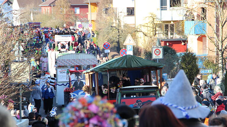 Beste Stimmung bei bestem Wetter. Beim Hädefelder Faschingszug gaben die Narren aus Marktheidenfeld und Umgebung noch einmal alles.