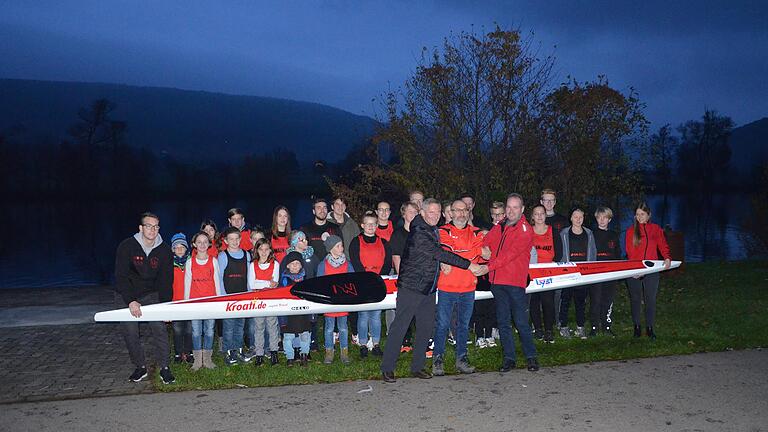 Bei der Bootstaufe des des Paddel-Sport-Vereins Langenprozelten (von links hintere Reihe): Finja Heun, Fabian Höfling, Vanessa Duscha, Louis Höfling, Marvin Klesing, Leni Klimment, Sebastian Metz, Thomas Kreser, Max Riedmann, Christoph Metz; von links vordere Reihe: Philipp Ludwig (Sportwart und Betreuer), Marcel Höfling, Magdalena Kreser, Matthias Kreser, Lorenz Borovka, Selina Klein, Noah Thomas, Ella Thomas, Lela Thomas, Laura Sommerer, Tian Konrad, Tom Bäcker, Mara Klesing, Madlen Kümmeth, Simon Mähler, Jim Bäcker, Laura Schiebel; vor dem Boot Vorstand Jürgen Ludwig (mittig) mit den Sponsoren Klemens Müller und Andreas Knoll.