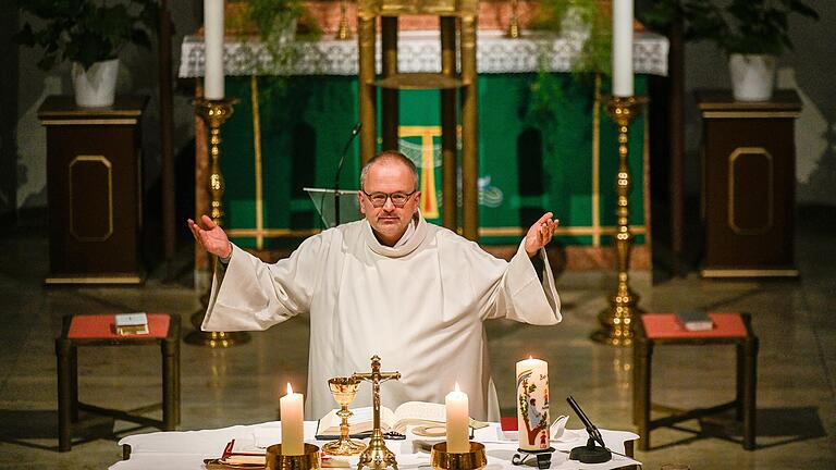 Christian Ammersbach hält seine Gottesdienste in den kommenden Wochen ohne die Priesterinsignien.