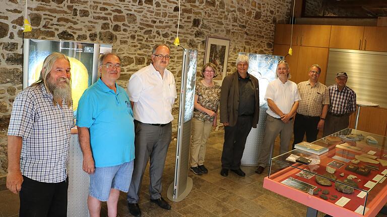 Erich Rößner, Oswald Volk, Zweiter Bürgermeister Albrecht Dazer, Beate Glotzmann, Georg Büttner, Bürgermeister Jürgen Franz Schwab, Helmut Weiß, Ernst Kummert beim Vortrag im GIZ (von links).