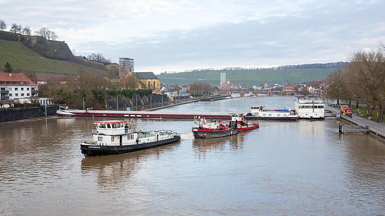 Ein Freischleppversuch während der Schiffshavarie des quer liegenden Frachtschiffs Hosta auf dem Main in Würzburg an Weihnachten. Rechts das Restaurantschiff Mainkuh.