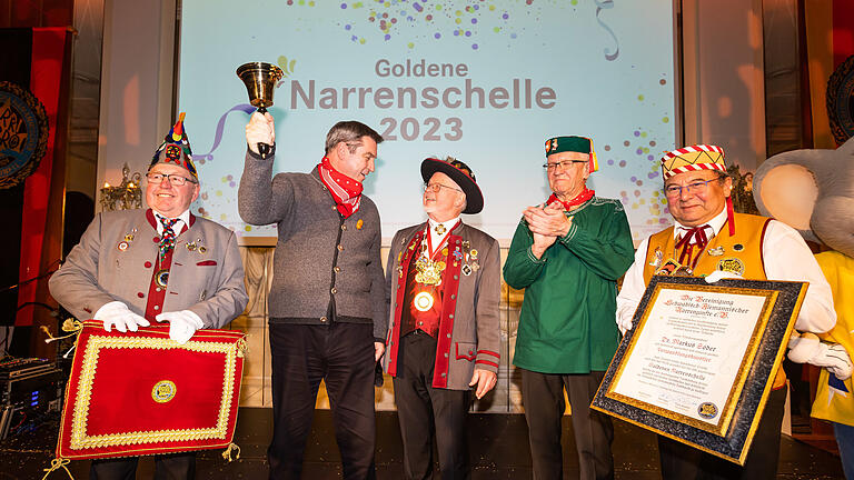 Bayerns Regierungschef Söder erhält 'Goldene Narre       -  Bayerns Regierungschef Söder (mit Glocke) erhielt die „Goldene Narrenschelle“ unter anderem aus der Hand von Winfried Kretschmann.