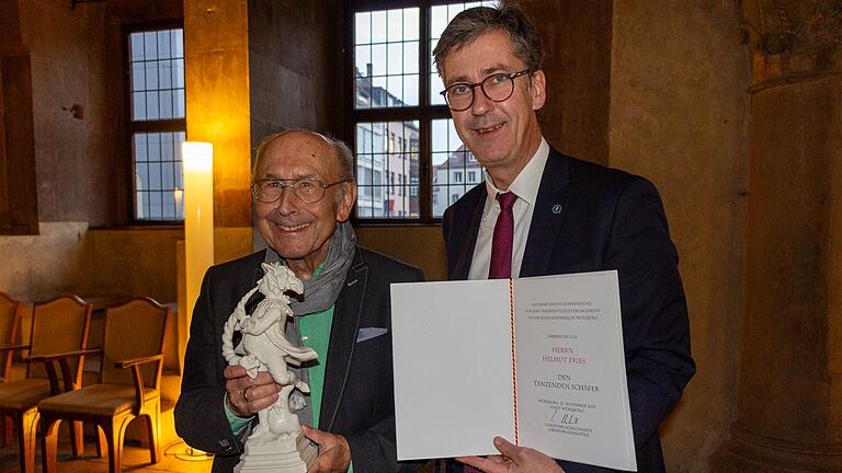 Oberbürgermeister Christian Schuchardt (rechts) überreicht Helmut Fries den Tanzenden Schäfer.