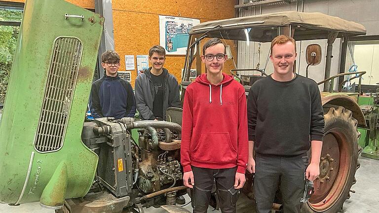 Schüler und ihr neuestes Projekt: Die Restauration eines alten Traktors des Typs Fendt Farmer 2FW 139.