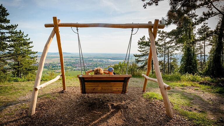 Die Panoramaschaukel am Schwanberg: Mit dem Naturtourismus hat Iphofen neben dem Wein ein zweites Standbein. Die Panoramaschaukel am Schwanberg: Mit dem Naturtourismus hat Iphofen neben dem Wein ein zweites Standbein.