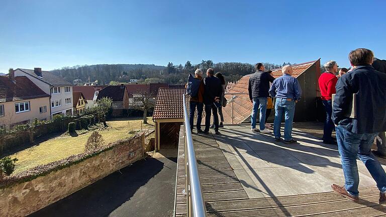 Von der Dachterrasse des alten Pfarrhauses bietet sich ein schöner Blick über den Pfarrgarten und die angrenzenden Hinterhöfe. Von der Dachterrasse des alten Pfarrhauses bietet sich ein schöner Blick über den Pfarrgarten und die angrenzenden Hinterhöfe.
