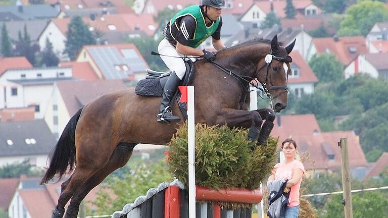 Hannes Mergler vom Reit- und Fahrverein Grafenrheinfeld, hier auf dem zehnjährigen Bayernwallach Shibasaburo, ritt beim Vielseitigkeitsturnier in Hambach auf Platz Drei der Bayerischen Meisterschaft. Hannes Mergler vom Reit- und Fahrverein Grafenrheinfeld, hier auf dem zehnjährigen Bayernwallach Shibasaburo, ritt beim Vielseitigkeitsturnier in Hambach auf Platz Drei der Bayerischen Meisterschaft.