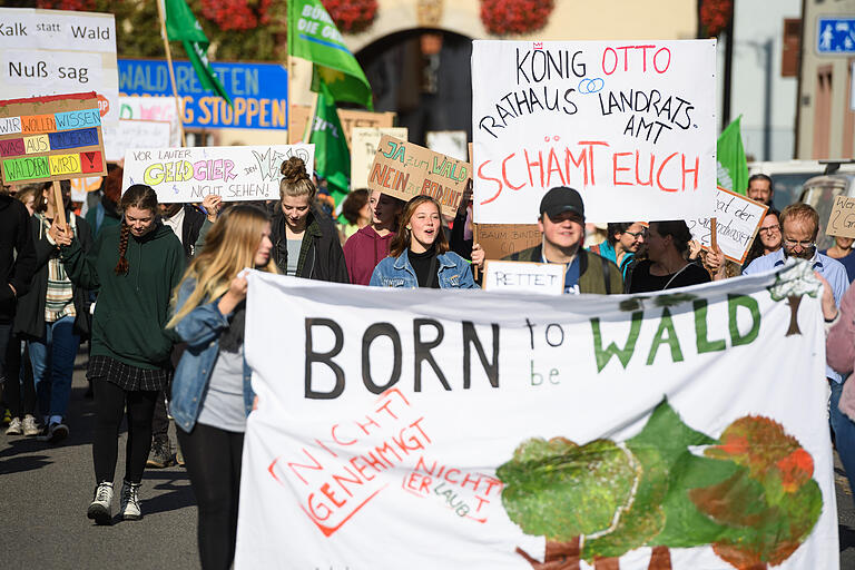 Sauer sind die Demonstranten auf das Würzburger Landratsamt. Der Steinbruchbesitzer hat zwar eine bestandskräftige Genehmigung, allerdings gibt es Zweifel daran, ob diese rechtmäßig zustande kam.