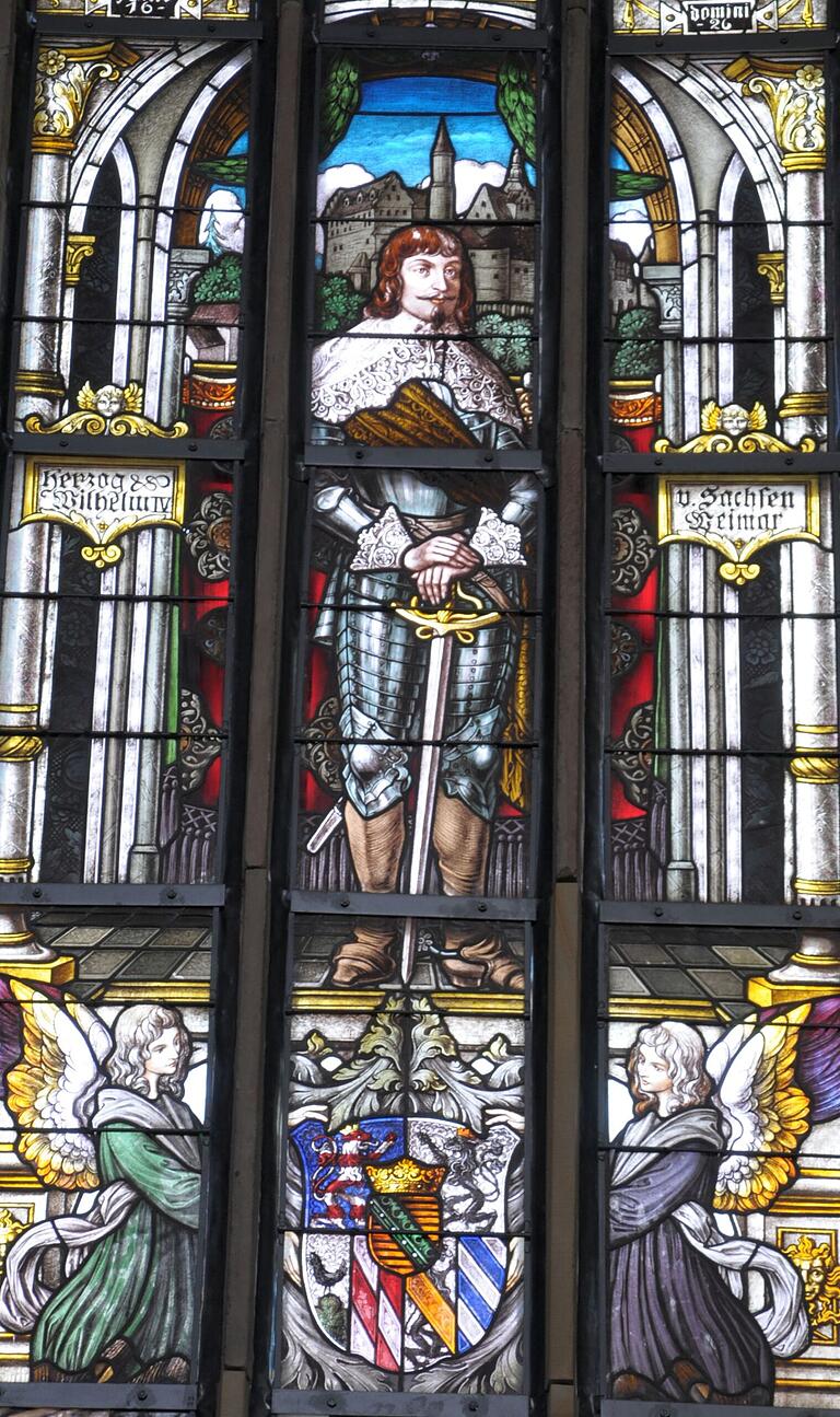 Auf einem Fensterbild im Chorraum der Marienkirche in Königsberg ist Herzog Wilhelm von Sachsen-Weimar zu sehen.